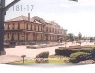 Explanada y Edificio antiguo de la estación del ferrocarril en el Parque Museo de las tres Centurias en Aguascalientes, Ags. México