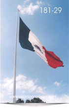 Otra vista  de la Bandera de México arriba de su mástil en el Parque Museo de las tres Centurias en Aguascalientes, Ags. México