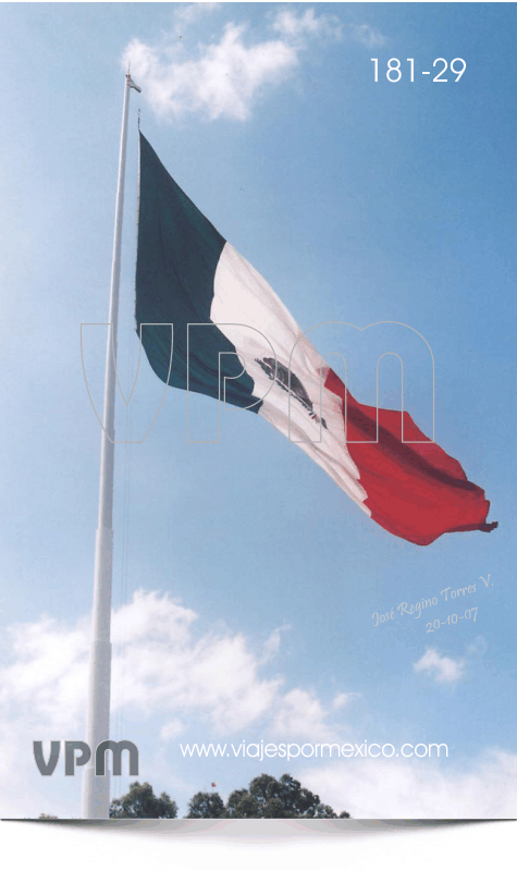 Otra vista  de la Bandera de México arriba de su mástil en el Parque Museo de las tres Centurias en Aguascalientes, Ags. México