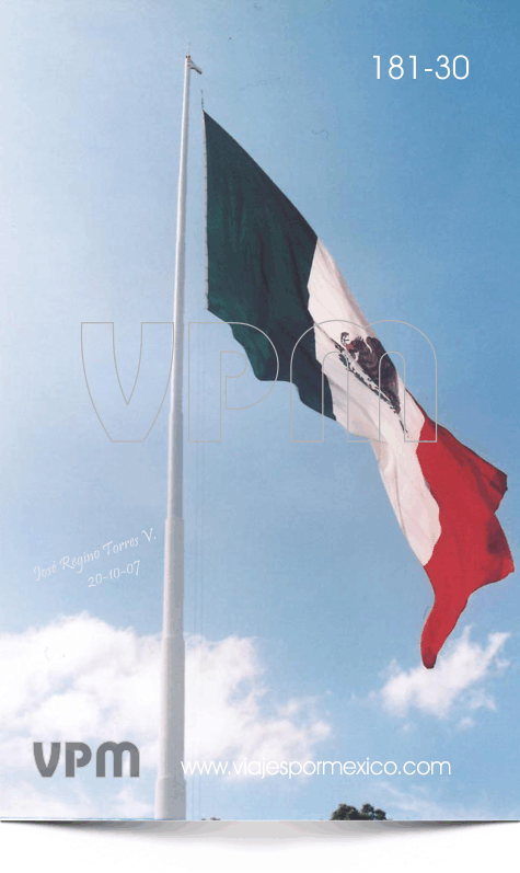 La Bandera de México arriba de su mástil en el Parque Museo de las tres Centurias en Aguascalientes, Ags. México