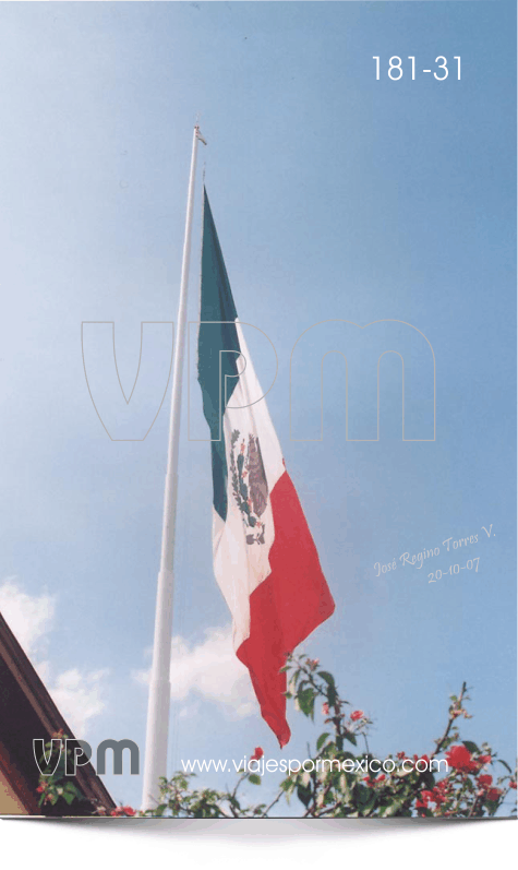 Otra vista de la Bandera de México en las instalaciones del Parque Museo de las tres Centurias en Aguascalientes, Ags. México