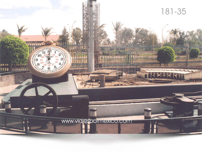Reloj en maqueta de la estación del ferrocarril en el Parque Museo de las Tres Centurias en Aguascalientes, Ags. México