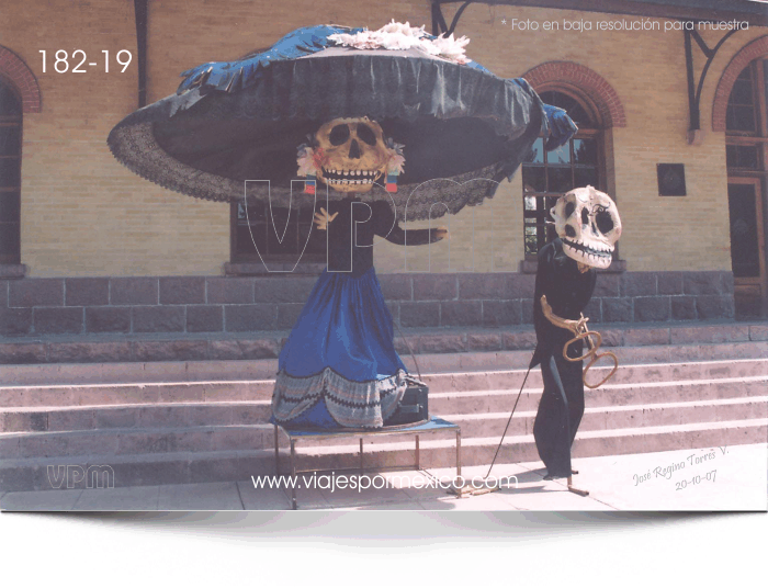 Otra vista de la calaca con su sombrerote en el Parque Museo de las tres Centurias en Aguascalientes, Ags. México