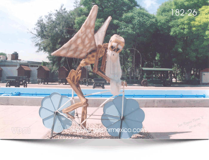 La calaca de anciana en bicicleta en el Parque Museo de las tres Centurias en Aguascalientes, Ags. México