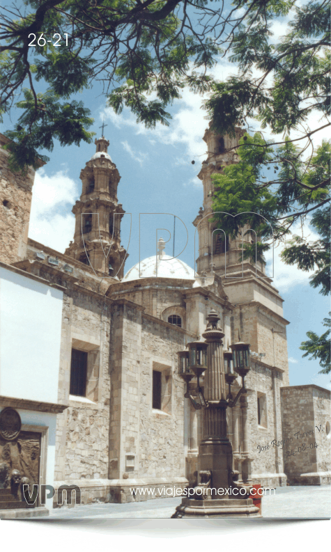 Faroles en el costado de la Catedral en la zona centro de Aguascalientes, Ags. México