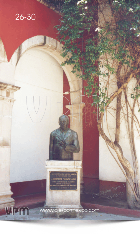 Busto en honor al Prof. J. Guadalupe Peralta Gamez en el  Interior del Museo Regional de Historia en Aguascalientes, Ags. México