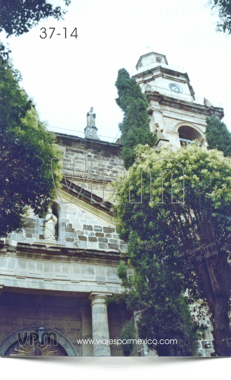 Vista parcial de la fachada de la Parroquia Purísima Concepción en Real de Catorce, S.L.P. México