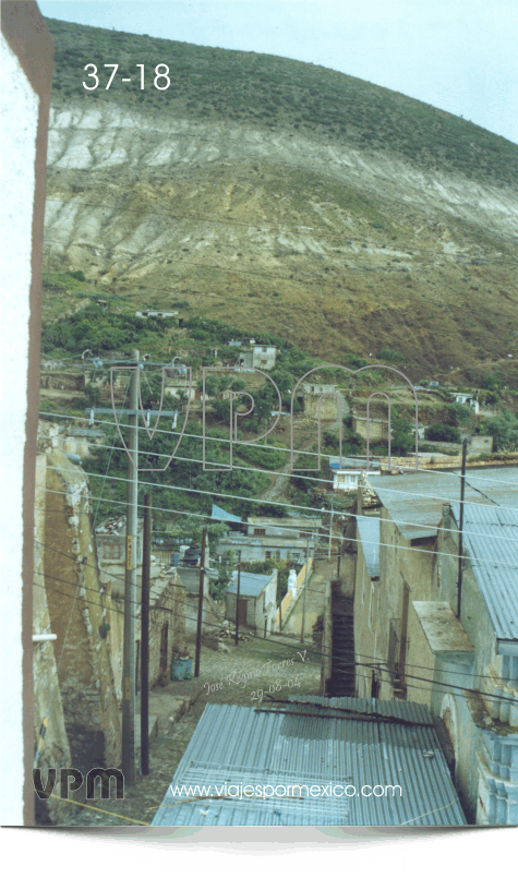 Callejón al pie del cerro en Real de Catorce, S.L.P. México