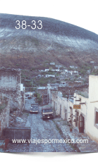 Calle empedrada al pie del cerro en Real de Catorce, S.L.P. México