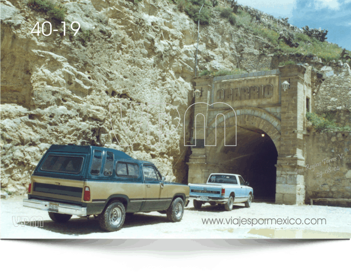 Salida del pueblo por el Túnel de Ogarrio, este túnel es de un solo carril por lo que se debe esperar a que salgan los vehículos que vienen en sentido contrario - Real de Catorce, S.L.P. México.