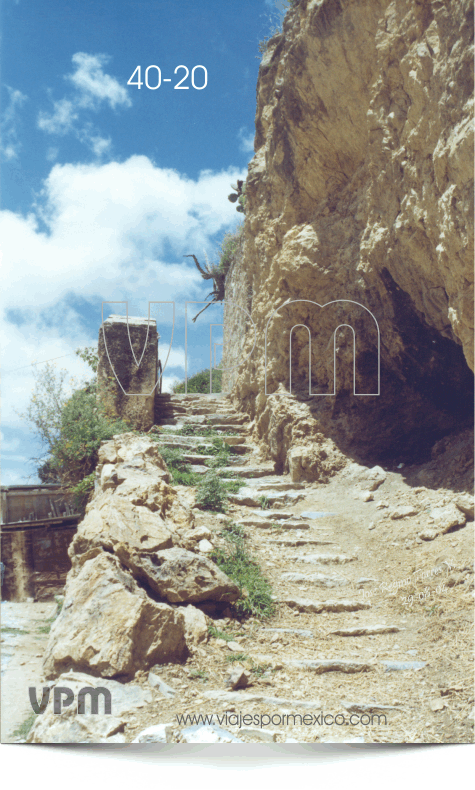 Escalones rústicos al pie del cerro en Real de Catorce, S.L.P. México
