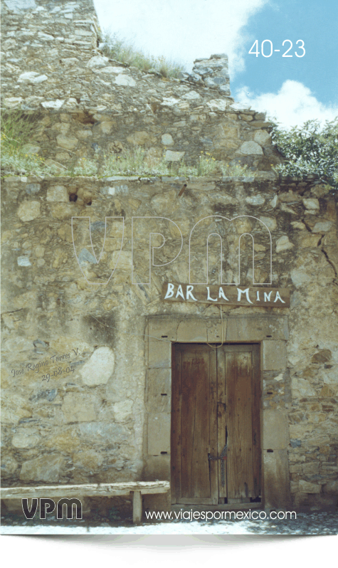 Bar antiguo La Mina al costado de la entrada al Túnel de Ogarrio en la salida del pueblo de Real de Catorce, S.L.P. México