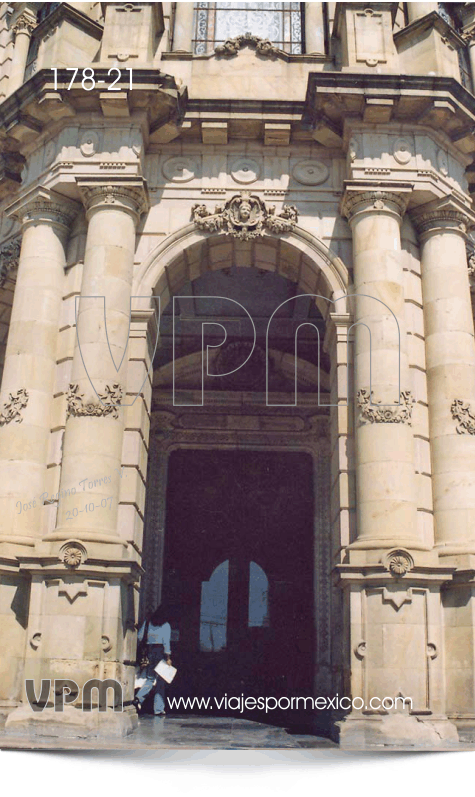 Entrada principal de la Iglesia de San Antonio en Aguascalientes, Ags. México