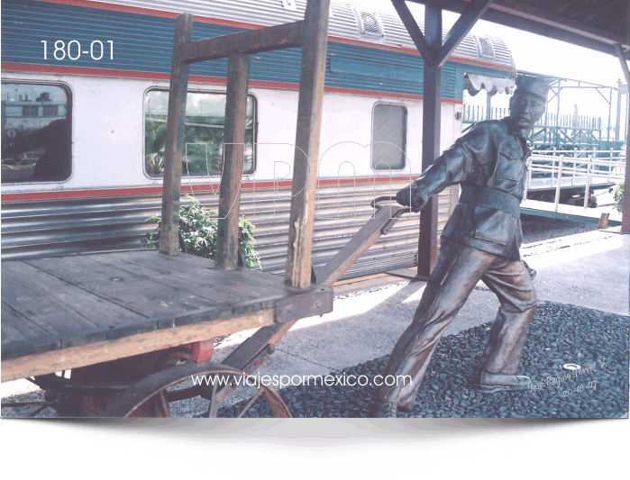 Estatua de trabajador jalando un carro de tren en el Museo de las Tres Centurias en Aguascalientes, Ags. México