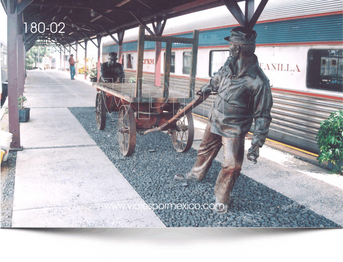 Estatua de trabajadores jalando un carro de tren en el Museo de las Tres Centurias en Aguascalientes, Ags. México