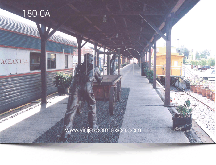 Otra vista de la estatua de trabajadores jalando un carro de tren en el Museo de las Tres Centurias en Aguascalientes, Ags. México