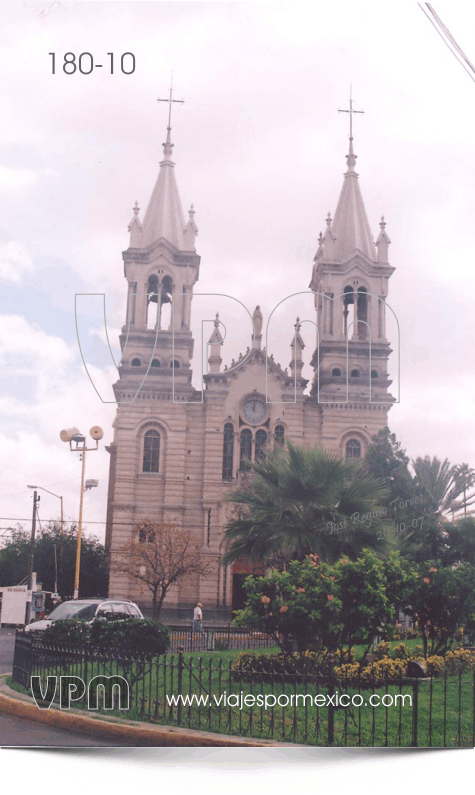 Foto tomada desde la glorieta frente a la Iglesia de la Purísima en Aguascalientes, Ags. México