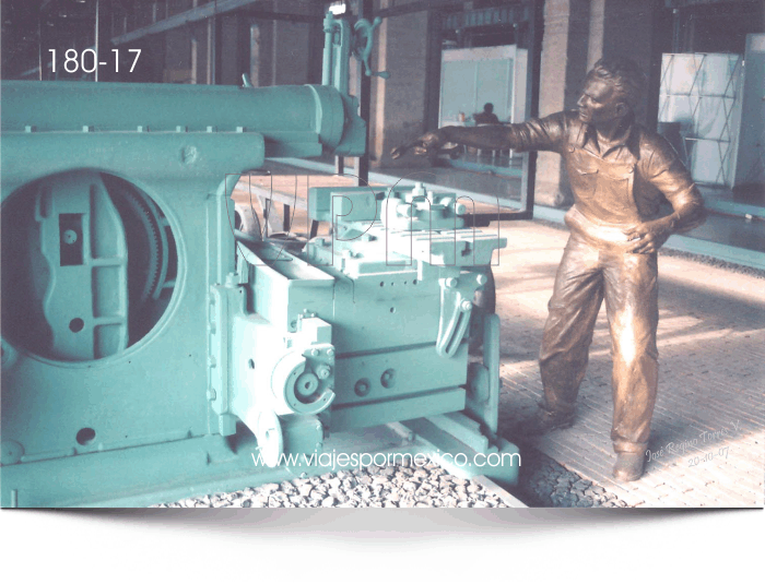 Estatua de trabajador de torno en el Museo Nave Locomotora de las tres centurias en Aguascalientes, Ags. México