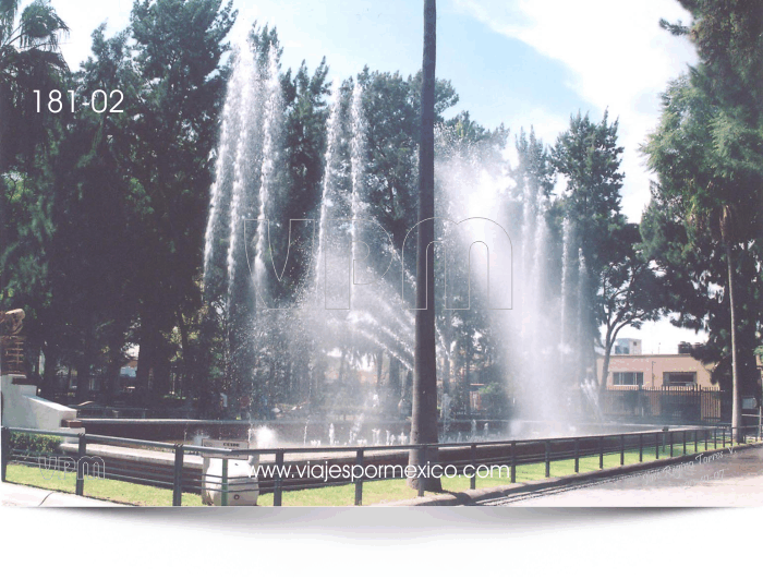 Otra vista de Las aguas danzando en el Parque de las tres Centurias en Aguascalientes, Ags. México