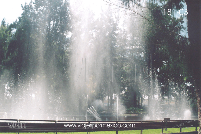 Las aguas danzan como bailarinas en el Parque de las tres Centurias en Aguascalientes, Ags. México