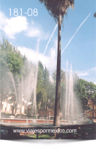 Otra vista de las Aguas danzarinas con su palmera al frente en el Parque Museo de las tres Centurias en Aguascalientes, Ags. México