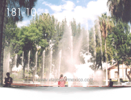 Las personas pasan momentos agradables en la Fuente de las aguas danzarinas en el Parque Museo de las tres Centurias en Aguascalientes, Ags. México