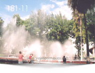Tomándose la foto en la Fuente de las aguas danzarinas en el Parque Museo de las tres Centurias en Aguascalientes, Ags. México