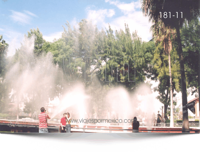 Tomándose la foto en la Fuente de las aguas danzarinas en el Parque Museo de las tres Centurias en Aguascalientes, Ags. México