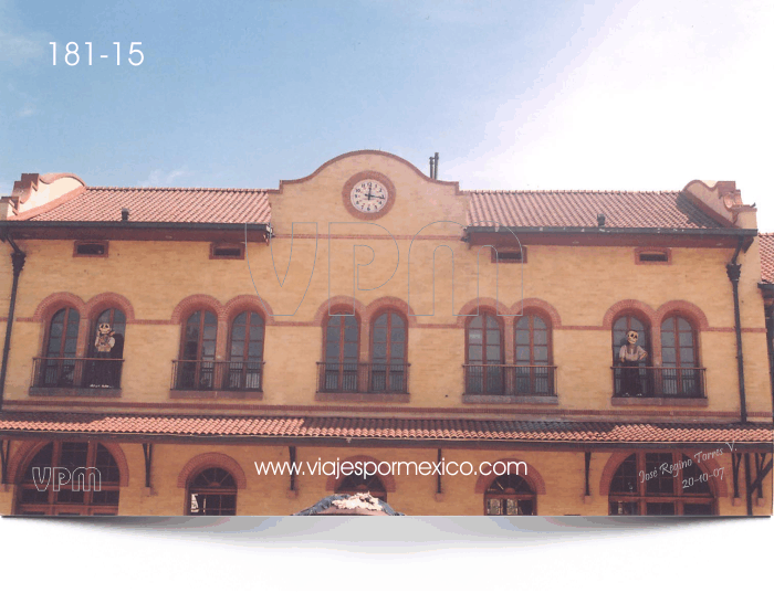 Reloj en el Edificio antiguo de la estación del ferrocarril en el Parque Museo de las tres Centurias en Aguascalientes, Ags. México