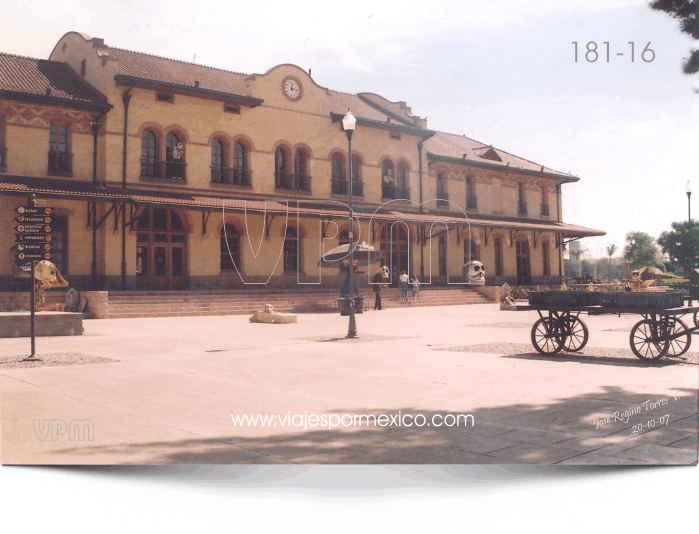 Edificio antiguo de la estación del ferrocarril en el Parque Museo de las tres Centurias en Aguascalientes, Ags. México