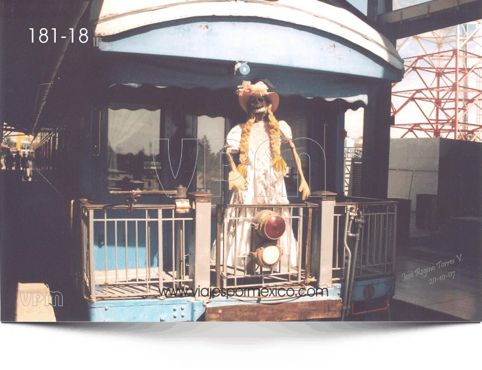 La calaca flaca en el vagón trasero del tren en el Parque Museo de las tres Centurias en Aguascalientes, Ags. México