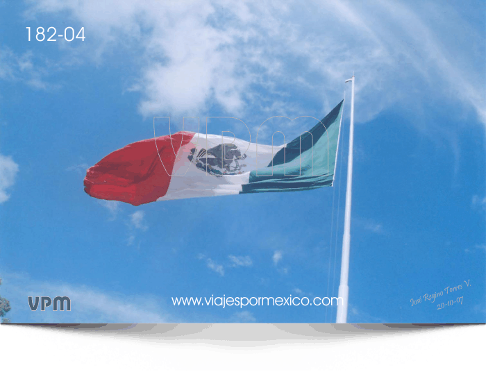 Bandera de México oleando como invitando a los visitantes en el Parque Museo de las tres Centurias en Aguascalientes, Ags. México
