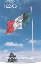 Otra vista de La Bandera de México ondeando fuertemente al tomar la foto en el Parque Museo de las tres Centurias en Aguascalientes, Ags. México