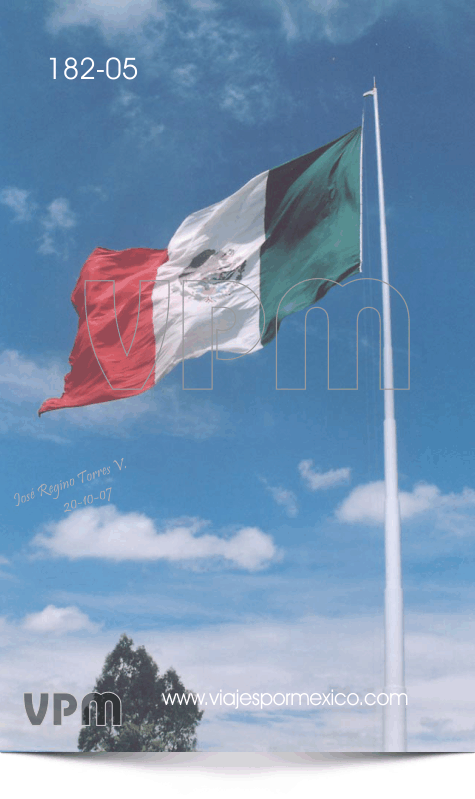 Otra vista de La Bandera de México ondeando fuertemente al tomar la foto en el Parque Museo de las tres Centurias en Aguascalientes, Ags. México