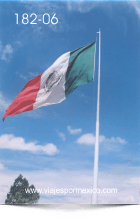 La Bandera de México ondeando fuertemente al tomar la foto en el Parque Museo de las tres Centurias en Aguascalientes, Ags. México