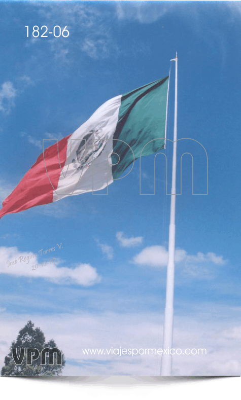 La Bandera de México ondeando fuertemente al tomar la foto en el Parque Museo de las tres Centurias en Aguascalientes, Ags. México