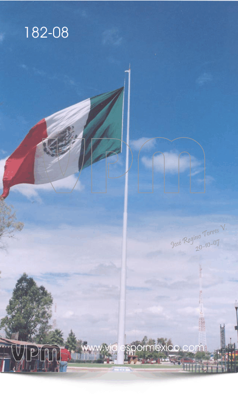 La Bandera de México ondeando como posando para la foto en el Parque Museo de las tres Centurias en Aguascalientes, Ags. México