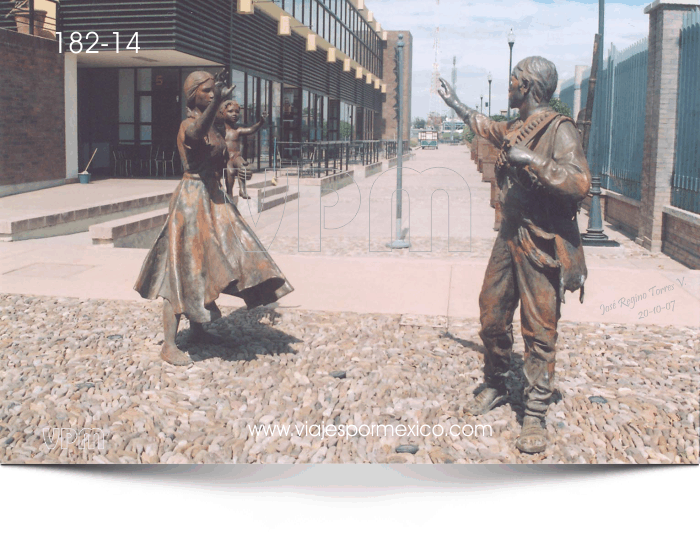 Estatuas de ferrocarrilero despidiéndose de su esposa y niño en el Parque Museo de las tres Centurias en Aguascalientes, Ags. México