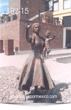 Estatua de mujer y su niño en el Parque Museo de las tres Centurias en Aguascalientes, Ags. México