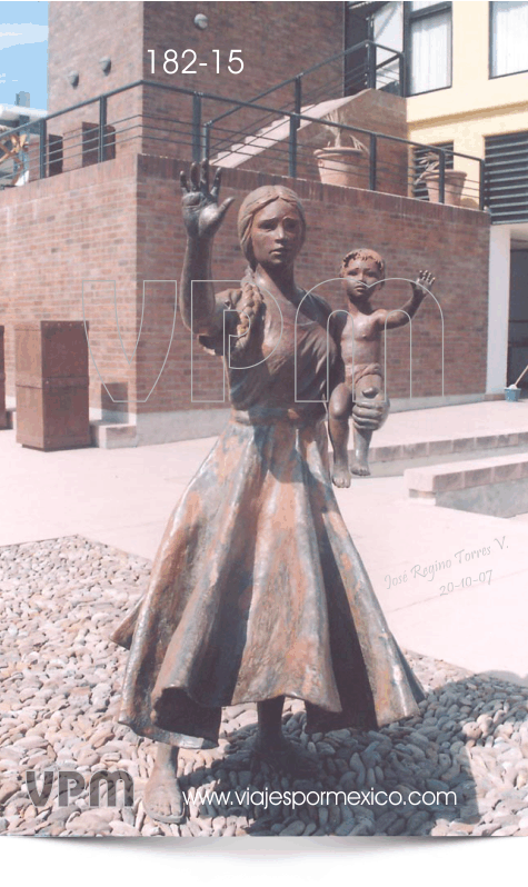 Estatua de mujer y su niño en el Parque Museo de las tres Centurias en Aguascalientes, Ags. México
