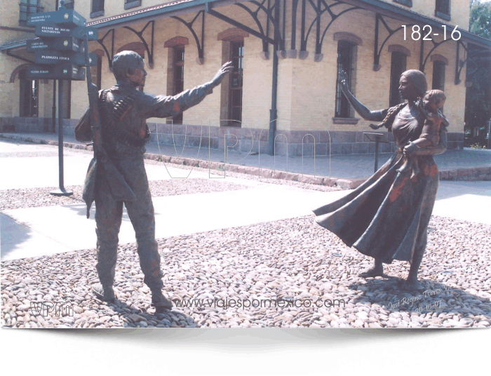 Otra vista de estatuas de pareja de esposos despidiéndose en el Parque Museo de las tres Centurias en Aguascalientes, Ags. México