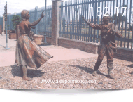 Estatuas de pareja de esposos despidiéndose en el Parque Museo de las tres Centurias en Aguascalientes, Ags. México