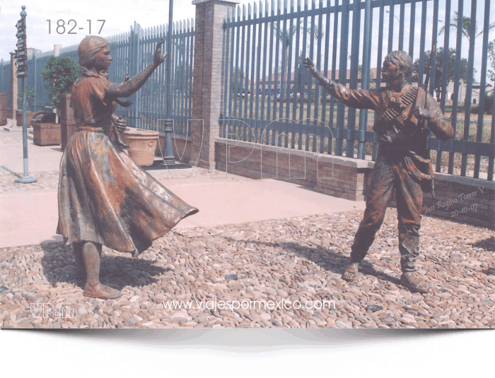 Estatuas de pareja de esposos despidiéndose en el Parque Museo de las tres Centurias en Aguascalientes, Ags. México