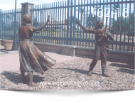 Estatuas de mujer despidiéndose de su esposo en el Parque Museo de las tres Centurias en Aguascalientes, Ags. México
