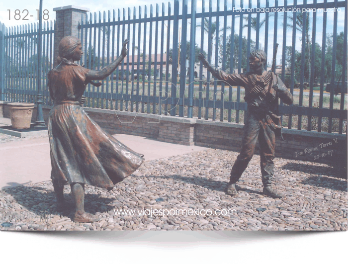 Estatuas de mujer despidiéndose de su esposo en el Parque Museo de las tres Centurias en Aguascalientes, Ags. México