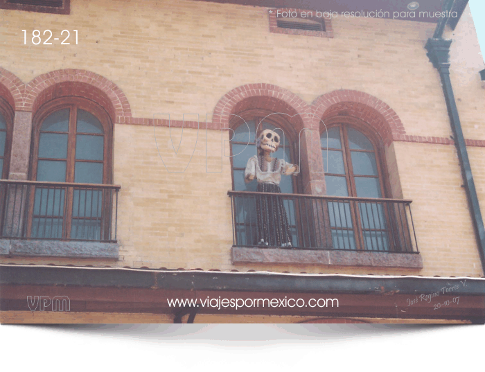 La calaca en una de las ventanas del edificio de la estación en el Parque Museo de las tres Centurias en Aguascalientes, Ags. México