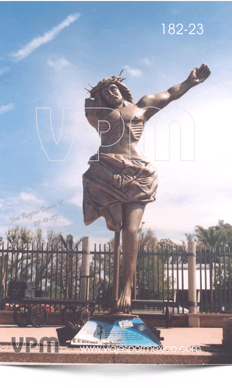 Otra vista del El Cristo Roto en el Parque Museo de las tres Centurias en Aguascalientes, Ags. México