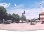 Bandera de México al fondo en el Parque Museo de las tres Centurias en Aguascalientes, Ags. México
