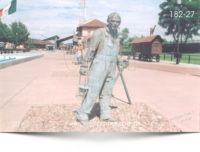 Estatuta de ferrocarrilero en el Parque Museo de las tres Centurias en Aguascalientes, Ags. México