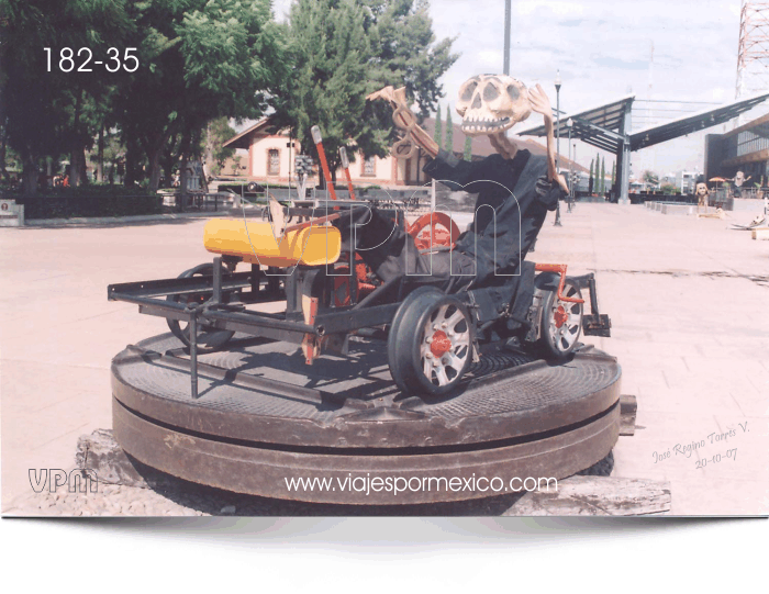 La calaca en su pequeño carro de tren en el Parque de las tres Centurias en Aguascalientes, Ags. México